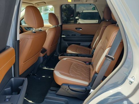 Certified 2026 Nissan Pathfinder Platinum FWD image 11