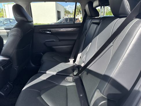 Used 2020 Toyota Highlander Limited image 14