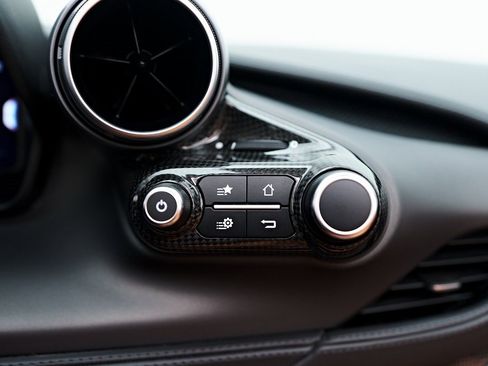 Used 2022 Ferrari F8 Tributo image 92