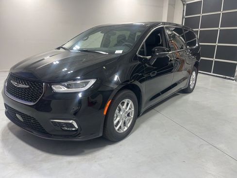 New 2026 Chrysler Pacifica Select image 3