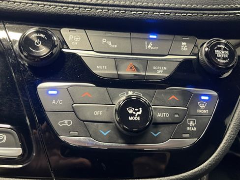 Used 2023 Chrysler Pacifica Limited w/ S Appearance Package FWD image 18