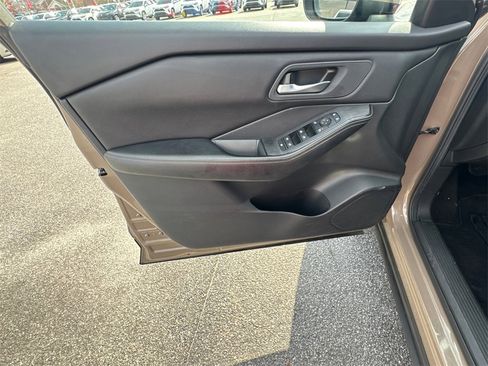 Used 2024 Nissan Rogue SV image 10