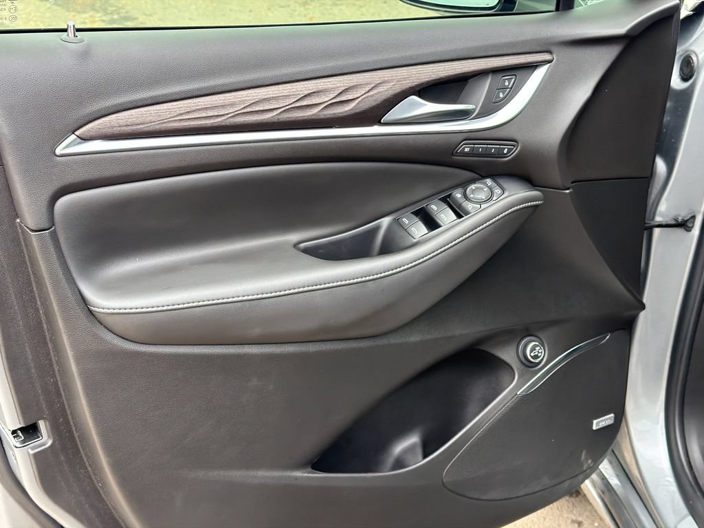 Used 2023 Buick Enclave Avenir w/ Avenir Technology Package FWD image 10