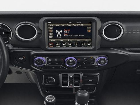 Used 2022 Jeep Wrangler Unlimited Sahara w/ Cold Weather Group AWD/4WD image 15