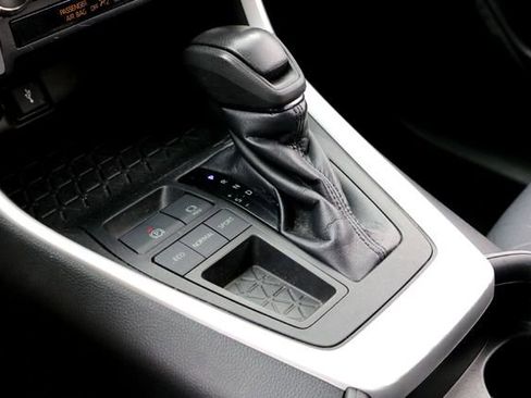 Used 2021 Toyota RAV4 XLE w/ Convenience Package FWD image 20