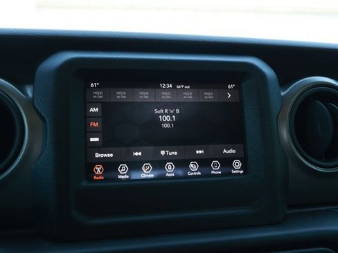 Used 2023 Jeep Gladiator Willys AWD/4WD image 16