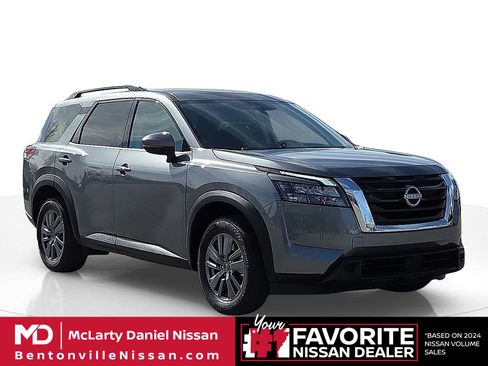 Used 2025 Nissan Pathfinder SV image 1