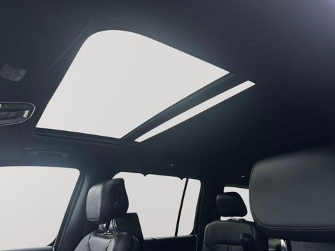 Used 2023 Jeep Wagoneer L Series III w/ Premium Group I image 8