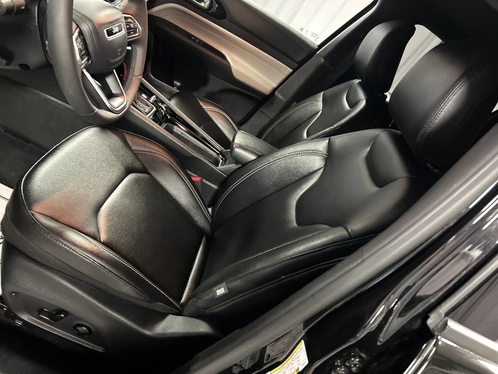Used 2025 Jeep Compass Limited AWD/4WD image 11