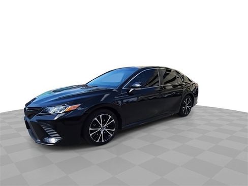 Used 2019 Toyota Camry L image 4