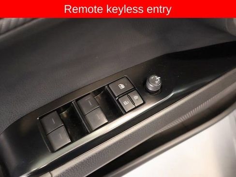 Used 2025 Toyota Camry SE image 12