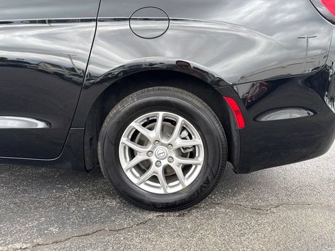 Used 2025 Chrysler Pacifica Select FWD image 42