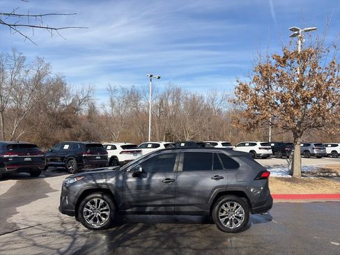 Used 2021 Toyota RAV4 XLE Premium image 4