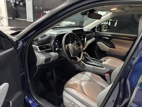 Used 2020 Toyota Highlander XLE AWD/4WD image 11