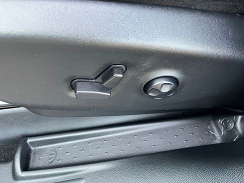 Used 2025 Chrysler Pacifica Limited image 23