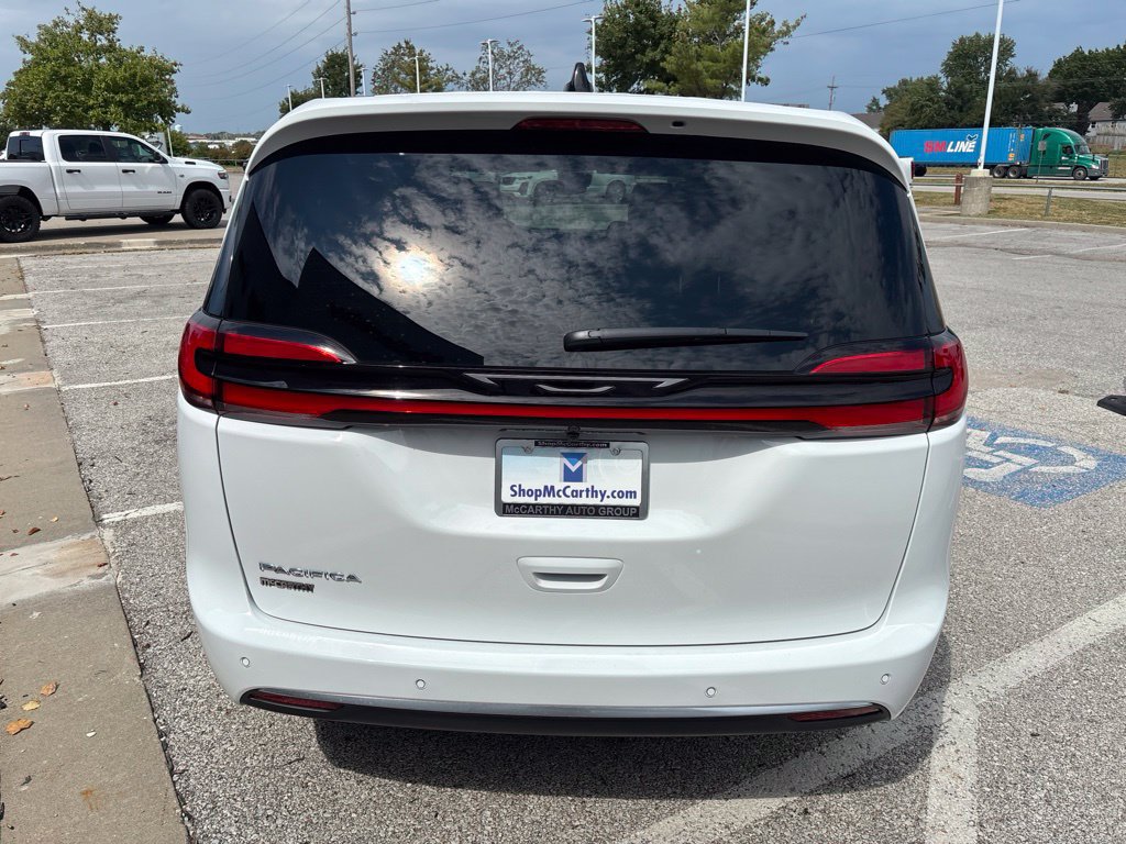 New 2027 Chrysler Pacifica Select FWD image 11