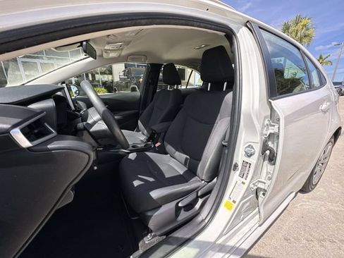 Used 2021 Toyota Corolla LE FWD image 3