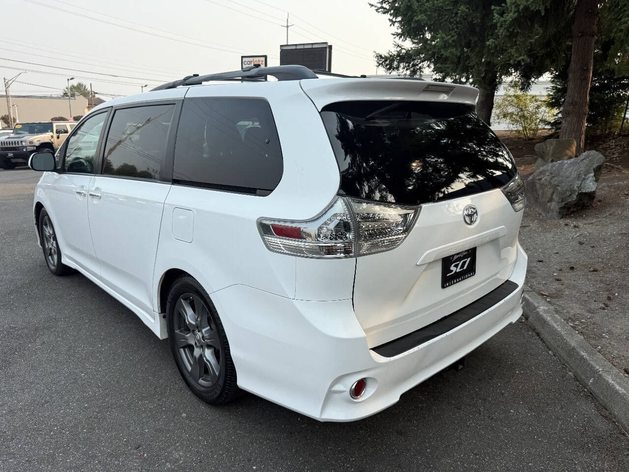 Used 2017 Toyota Sienna SE Premium FWD image 3