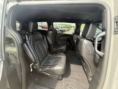 Used 2025 Chrysler Pacifica Select FWD image 9