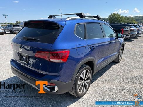Used 2023 Volkswagen Taos SE w/ Panoramic Sunroof Package FWD image 5