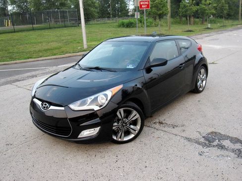 Used 2016 Hyundai Veloster w/ Option Group 02 FWD image 4