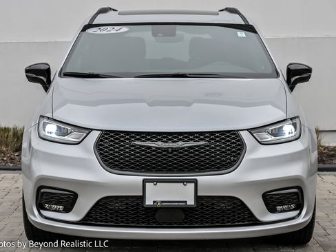 Used 2024 Chrysler Pacifica Limited w/ S Appearance Package image 3
