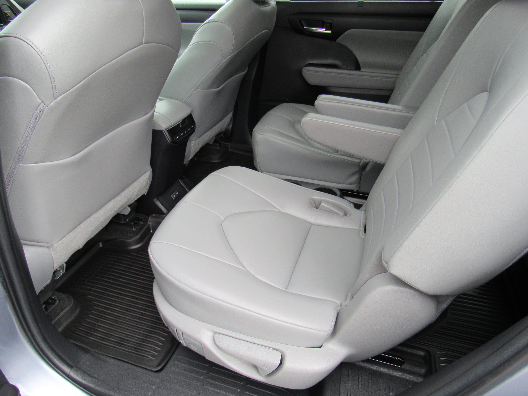 Used 2023 Toyota Highlander XLE AWD/4WD image 37