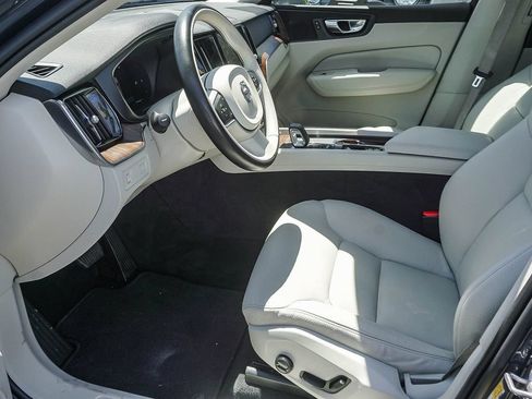 Used 2022 Volvo XC60 B5 Momentum w/ Climate Package FWD image 18