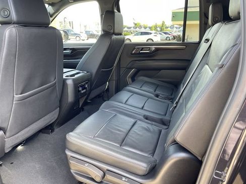 Used 2025 Chevrolet Suburban Z71 AWD/4WD image 13