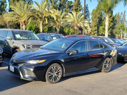 Used 2020 Toyota Camry SE FWD image 3