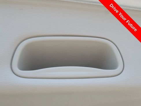 Used 2023 Chrysler Pacifica Touring-L FWD image 27