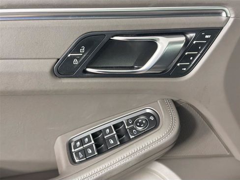 Certified 2023 Porsche Macan S AWD/4WD image 31