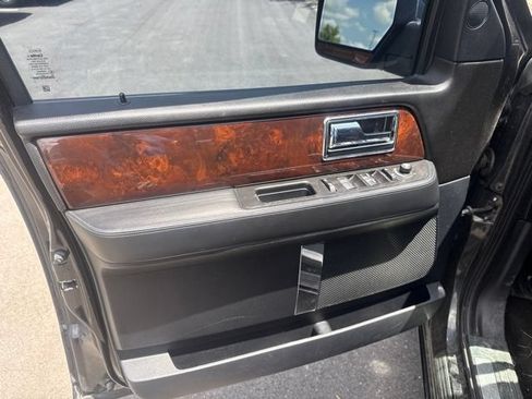 Used 2015 Lincoln Navigator L 4WD image 8