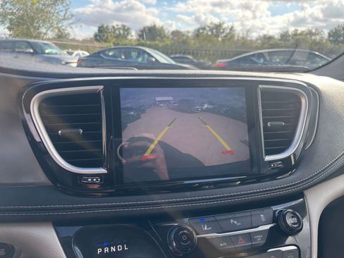 Used 2023 Chrysler Pacifica Touring-L image 17