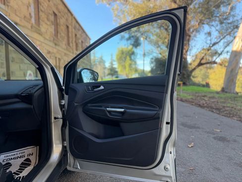 Used 2017 Ford Escape SE image 24