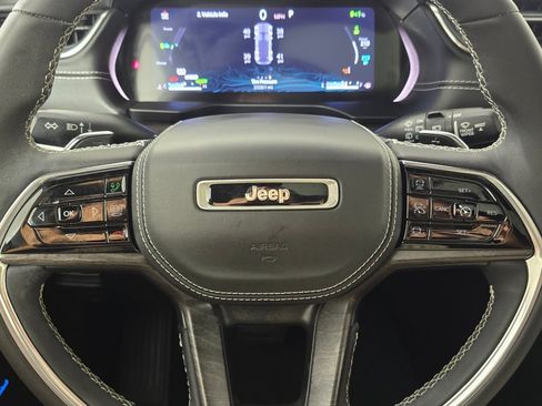 Used 2022 Jeep Grand Cherokee Overland w/ Luxury Tech Group IV AWD/4WD image 14