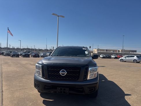 Used 2019 Nissan Titan S image 5