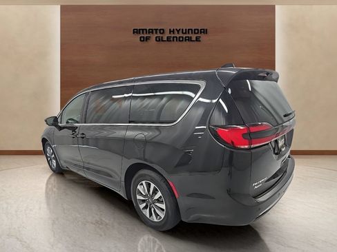 Used 2023 Chrysler Pacifica Touring-L FWD image 4