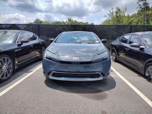 Used 2024 Toyota Prius XLE FWD image 2