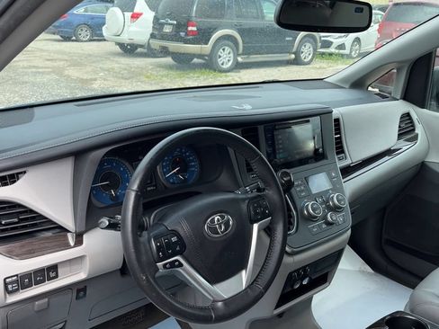 Used 2017 Toyota Sienna XLE w/ XLE Navigation Package FWD image 10
