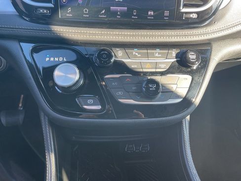 Used 2025 Chrysler Pacifica Limited image 31