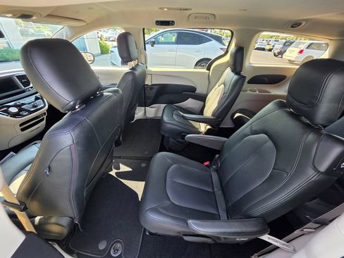 Used 2018 Chrysler Pacifica LX FWD image 13