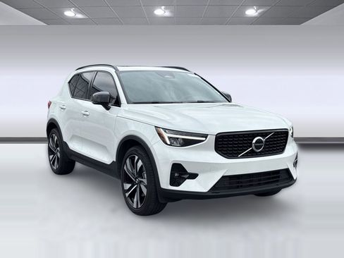 Certified 2023 Volvo XC40 B5 Plus w/ Climate Package image 7