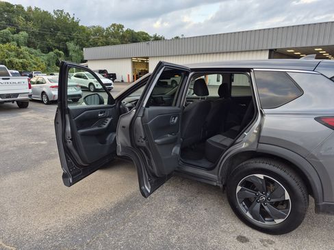 Used 2024 Nissan Rogue SV AWD/4WD image 14