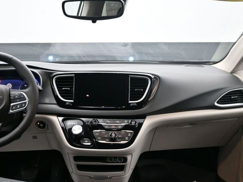 Used 2024 Chrysler Pacifica Touring-L image 11