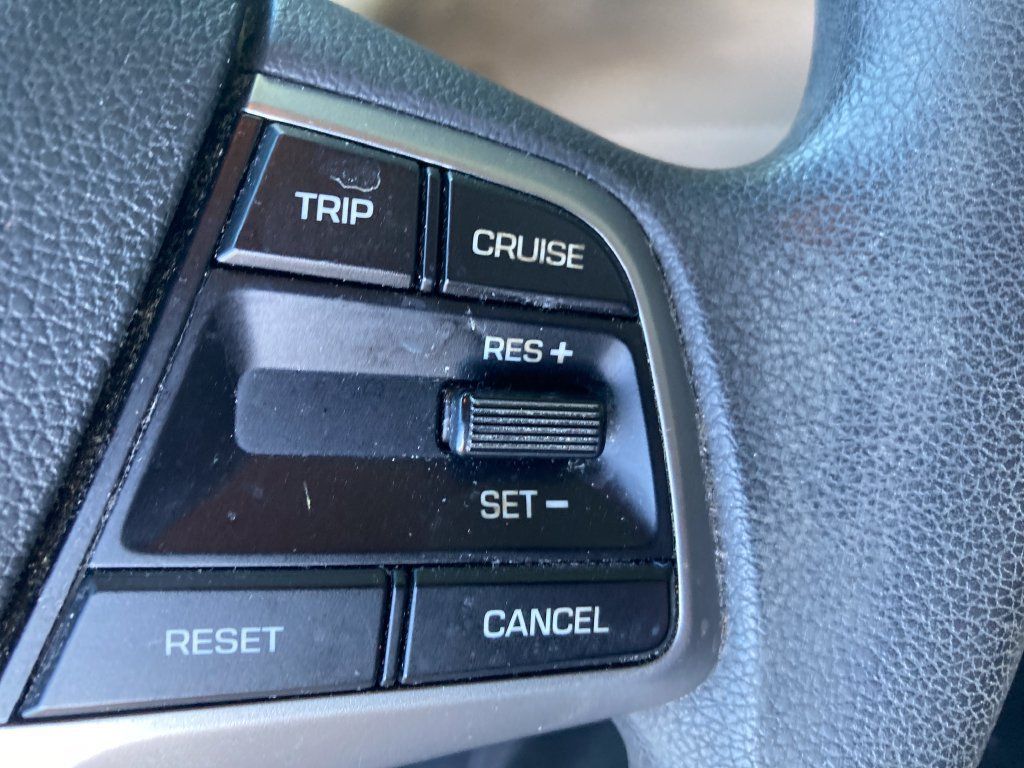 Used 2017 Hyundai Elantra SE FWD image 39