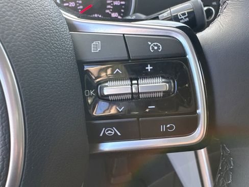 Certified 2023 Kia Carnival LX image 24