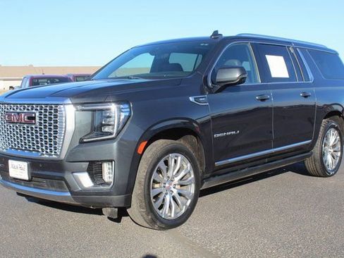 Used 2022 GMC Yukon XL Denali w/ Denali Premium Package image 11
