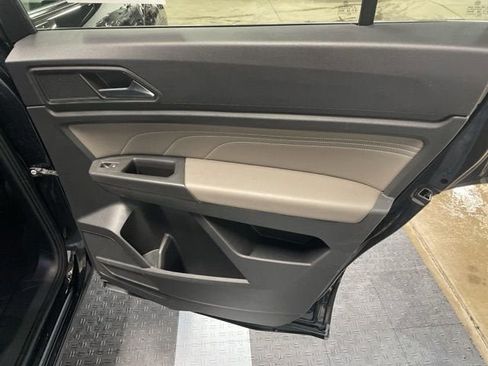 Certified 2023 Volkswagen Atlas Cross Sport SE image 5