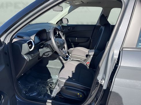 Used 2025 Hyundai Venue Limited image 9
